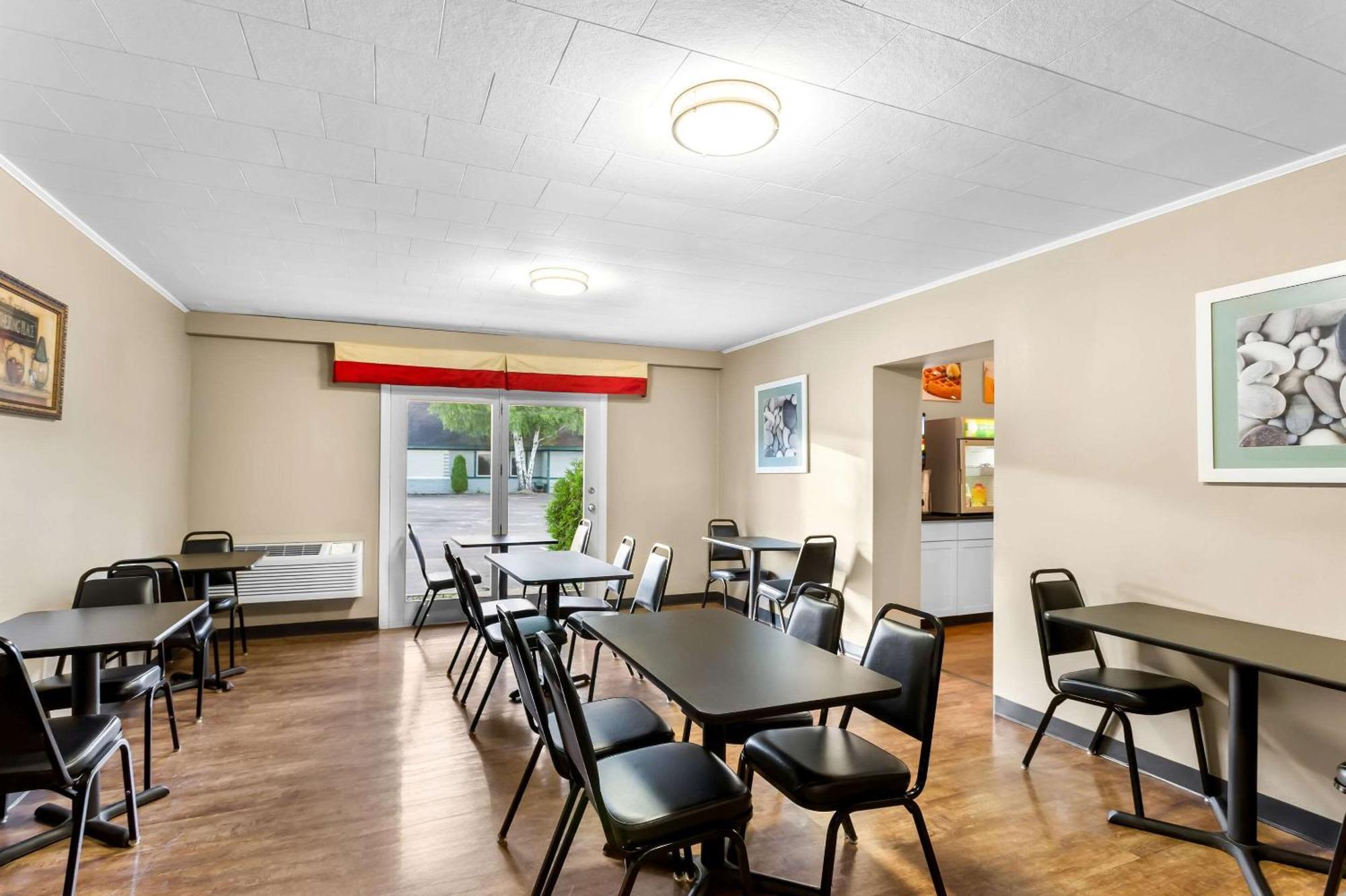 Rodeway Inn Горъм Екстериор снимка