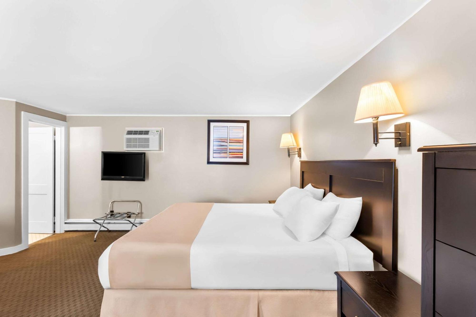 Rodeway Inn Горъм Екстериор снимка