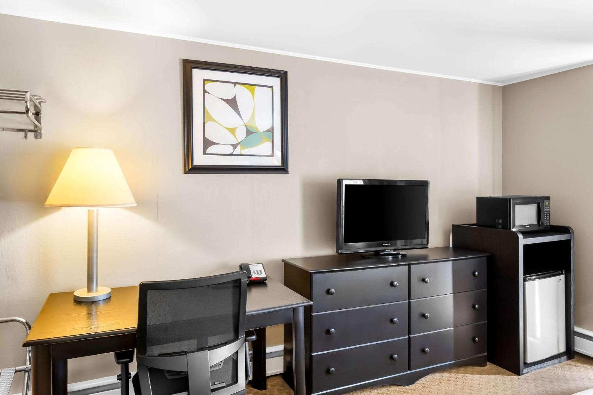 Rodeway Inn Горъм Екстериор снимка