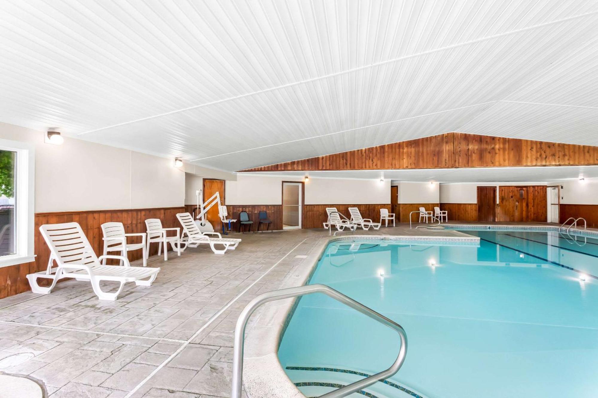 Rodeway Inn Горъм Екстериор снимка
