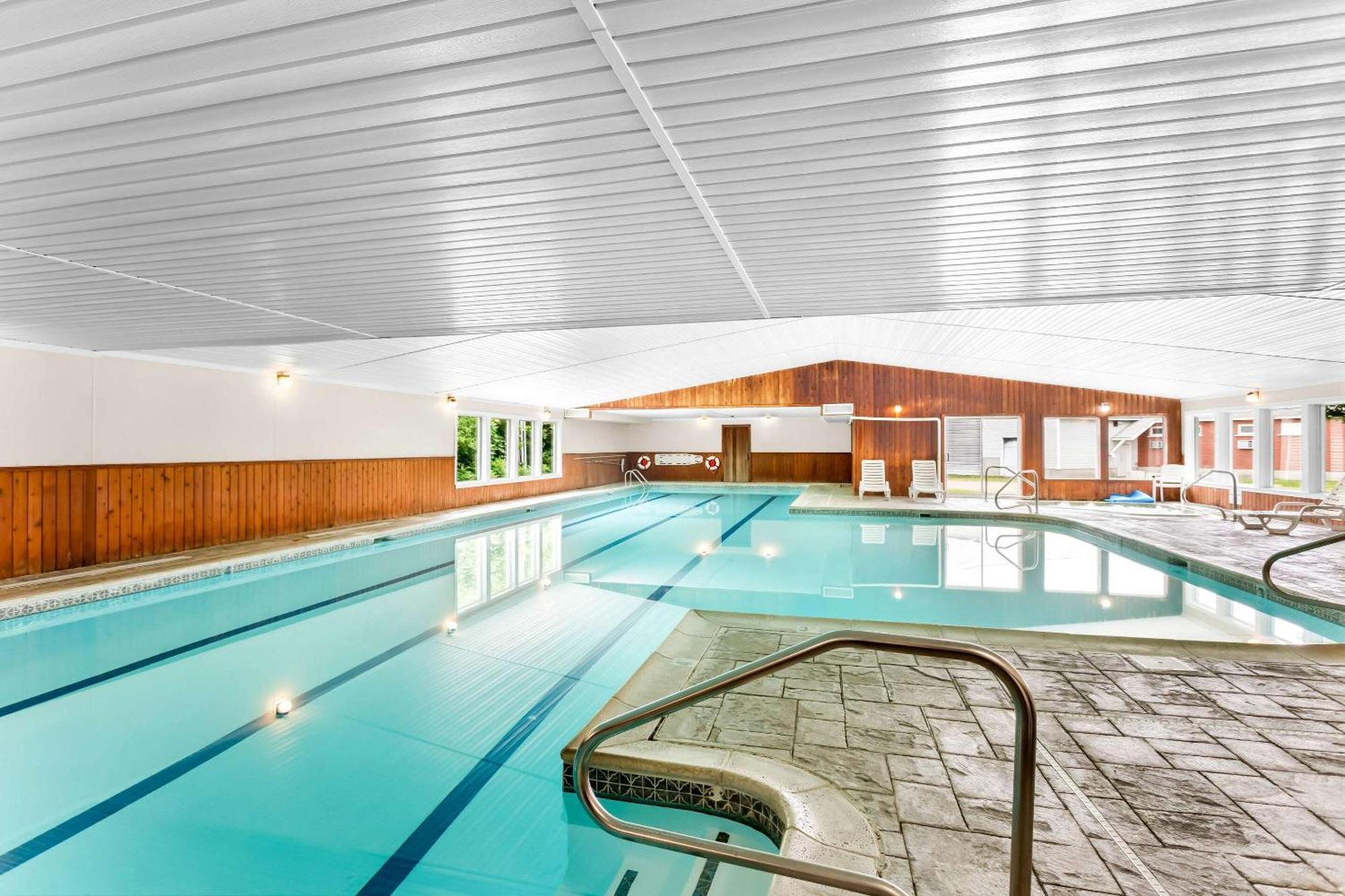 Rodeway Inn Горъм Екстериор снимка