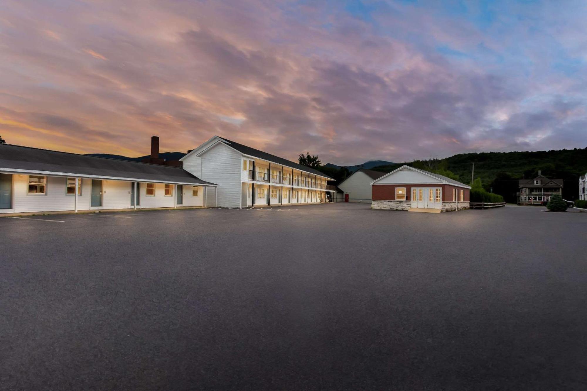 Rodeway Inn Горъм Екстериор снимка