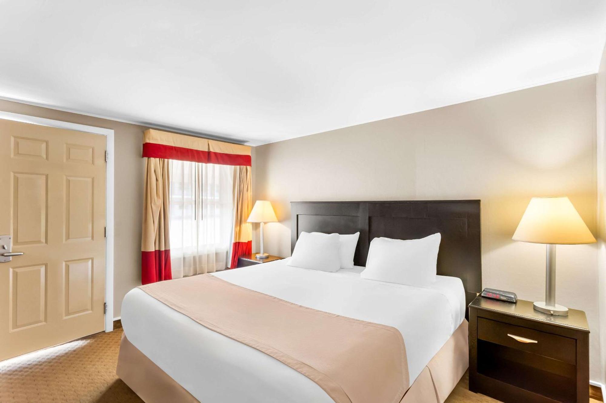 Rodeway Inn Горъм Екстериор снимка