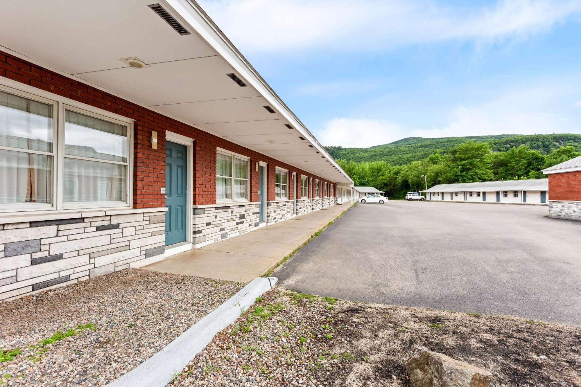 Rodeway Inn Горъм Екстериор снимка