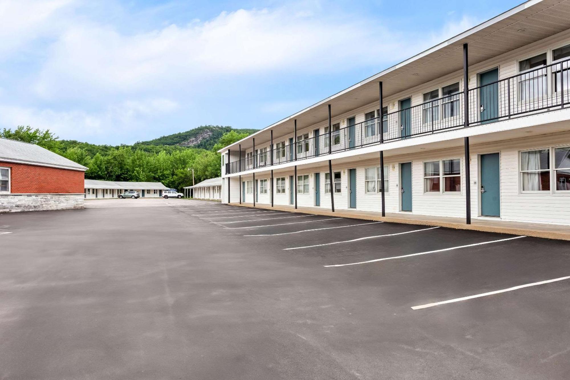 Rodeway Inn Горъм Екстериор снимка