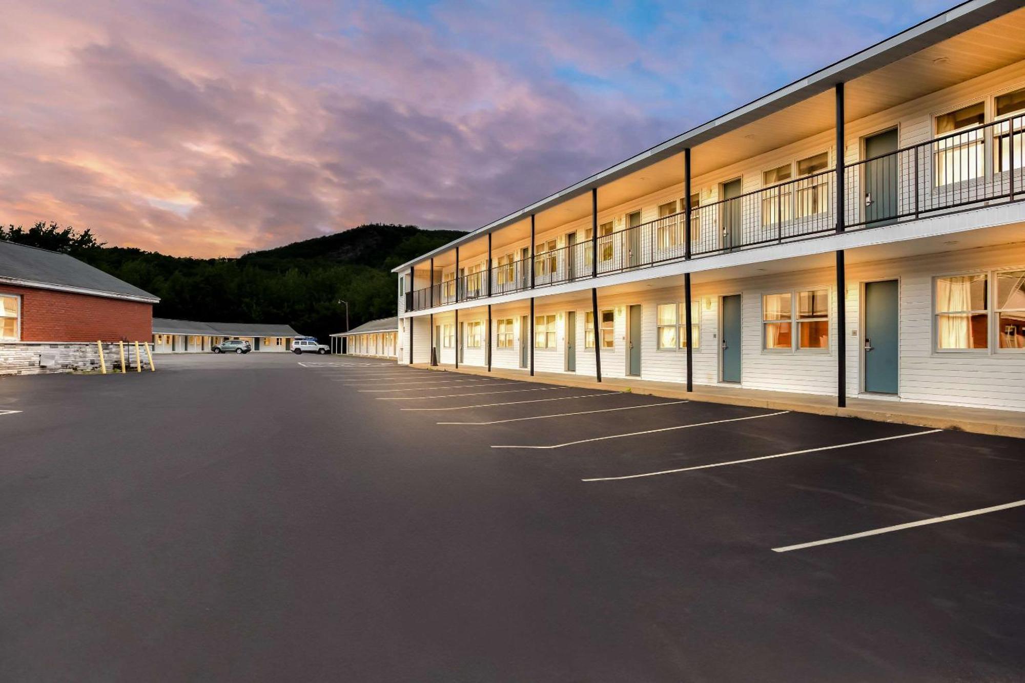 Rodeway Inn Горъм Екстериор снимка