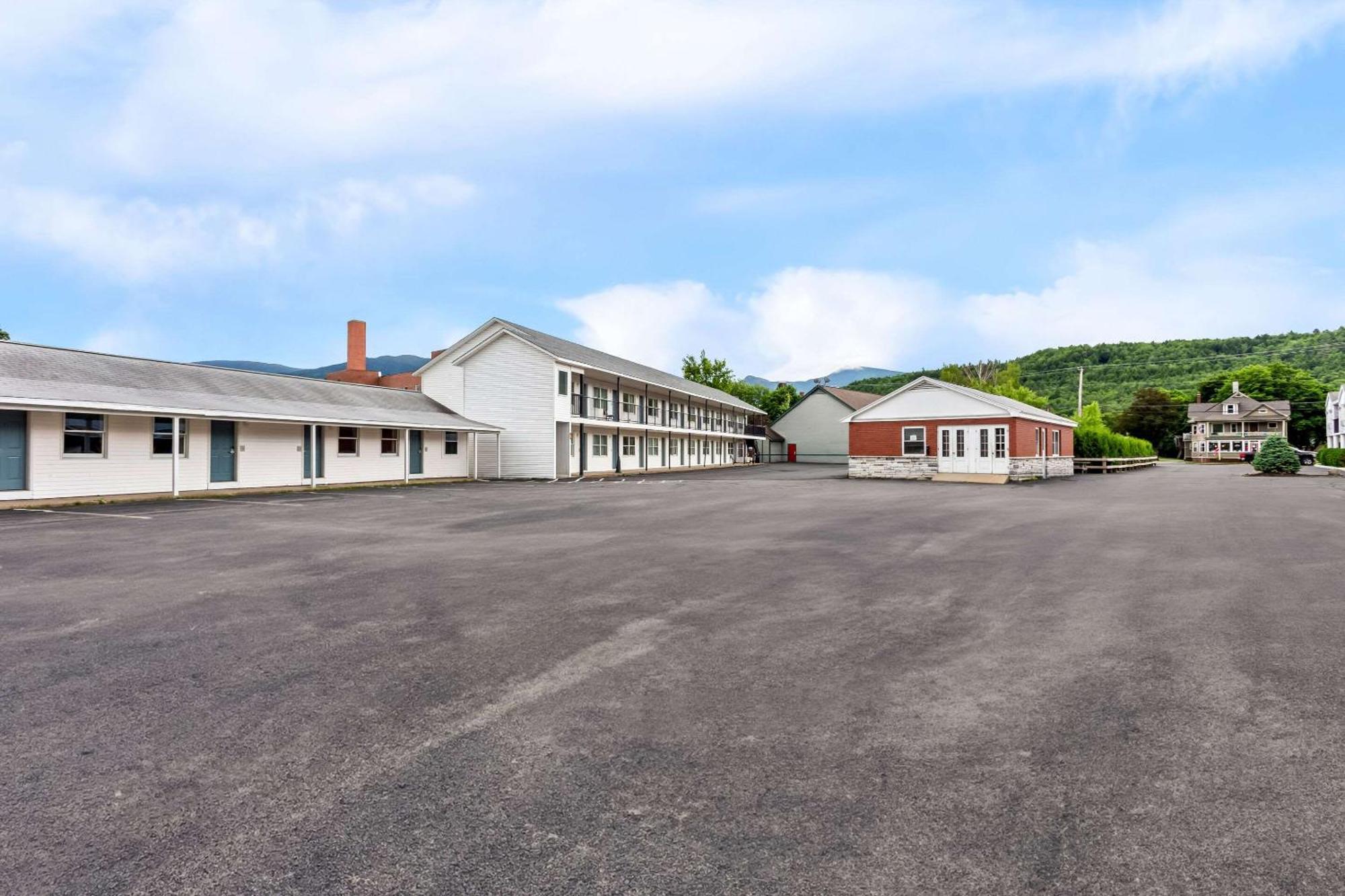 Rodeway Inn Горъм Екстериор снимка